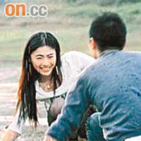 雖然北京天氣寒冷，但貢米與男演員玩潑水時非常興奮。