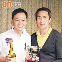 陶大宇（左）代表球會出戰，接過獎盃一刻，高興得開香檳慶祝。