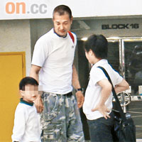 光仔一支公湊仔，難免有點狼狽!