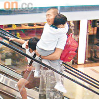 光仔既要抱細仔，又要孭書包，認真一腳踢！