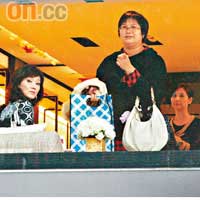 趙雅芝（左）於名店揀選服飾，出席下月初的無綫頒獎禮。