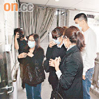  陳鴻烈遺孀徐世榮、一對子女及陳的妹妹，昨午到醫院認屍。