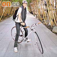 GiGi踏單車穿梭東京街頭，感到自由自在。