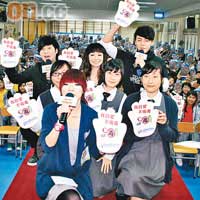 William和Chita出席校園活動，大受學生歡迎。