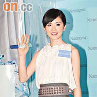 蔡卓妍獲歌迷大讚靚女，令她笑逐顏開。