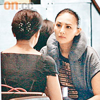 Samantha（右）在Coffee Shop與一名女性朋友傾談。
