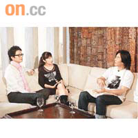 陳振安（左起）、俞詠文與伊健暢談樂壇趣聞。