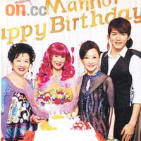 許家傑、鄭明明（右二）和薛家燕（左一）為陳曼娜慶祝生日。