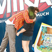 Mika與得獎同學抱抱，相當友善。