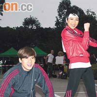 關智斌（左）與鍾舒漫賽前做足熱身運動。