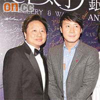 行色匆匆的黎明（右），與太子珠寶鐘錶主席鄧鉅明合照。