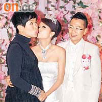 劉曉彤與新娘子咀嘴作祝賀。