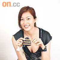 榮升老闆娘的陳君宜在外國引入銀包等Accessories。