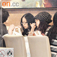  頭戴冷帽的Fiona，在友人陪伴下到日本餐廳盡情吃喝紓壓！
