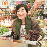  身形均勻的楊怡，在北海道大吃大喝，導致增磅不少。