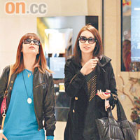 莊思敏（右）與Lisa結伴到中環Shopping。