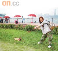 Winkie趁假期帶囡囡到狗公園嬉戲。