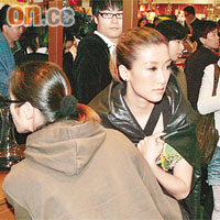  活動尾聲，婷婷已見頭暈不適，要披上大褸。