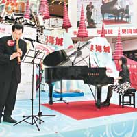  在表演嘉賓羅乃新伴奏下，信和置業執行董事楊光（左）吹奏一曲。