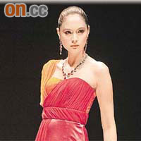 向來是何國鉦「飛佛」的Ana R.，在馬來西亞時裝周示範新裝。