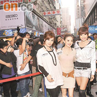  Melody（左起）、戴夢夢及趙碩之，昨日冒險到曾發生掟鏹水彈事件的旺角出席活動，吸引大批人圍觀。