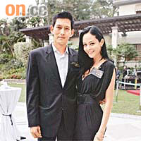 Jocelyn與老公Anthony結伴出席慈善活動。