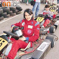 譚筠怡（左）和吳文忻昨日一同出席小型賽車活動。