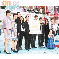  蘇蔡潔蓮（左二）與眾表演者合照。