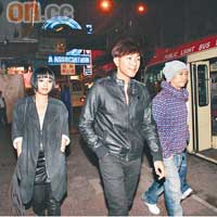 葉佩雯（左起）、劉浩龍及郭偉亮慶祝霆鋒再做父親。