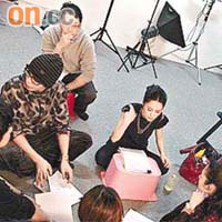 阿嬌與其他演員研究劇本。