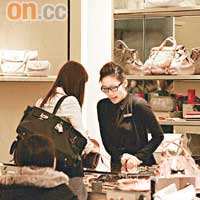 店員細心地向Jade介紹最新貨品。