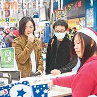 在收銀處等候付款時，伊健更一度咬手指。