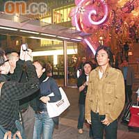 伊健在看聖誕燈飾期間，吸引大批市民爭相與他拍照。