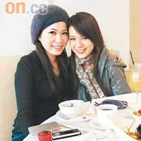  筱靖（左）和文紫玲在遊戲節目中擔任送禮女郎。