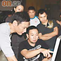  大宇（左一）與工作人員不時商討拍攝效果。