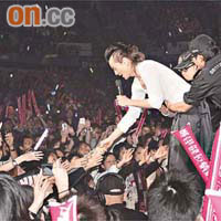 伊健走到台前與Fans握手，報答他們多年來的支持。