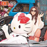 胡敏珊與巨型Hello Kitty公仔坐開篷車出場。