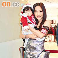徐子珊抱起Fans的女兒合照。