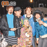  范曉萱與男友Allen（左一）和100%樂隊，前晚在港舉行BBQ聚會。