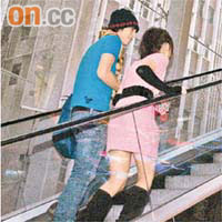 入場時，超蓮與男友前後腳搭扶手電梯，更肩並肩而行。