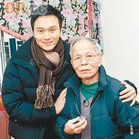 張智霖探訪獨居長者，送上禦寒物品。