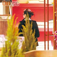 吳美珩選購寢室用品，沒有斬獲。