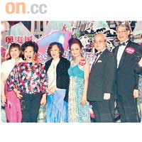  薛家燕（左二起）與信和高層鄺麗明、蘇蔡潔蓮、陳少華、傅俊康及葉慕蓮（左一）合照。