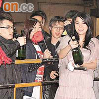 有大批Fans支持的Kay，開香檳慶祝取得好成績。
