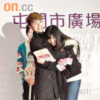 張敬軒與女Fans攬攬，令台下Fans起哄！