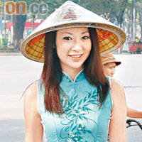 莊思敏穿上越南民族服拍照。