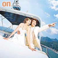 姚子羚與蔡淇俊在遊艇上拍婚紗照，非常浪漫。