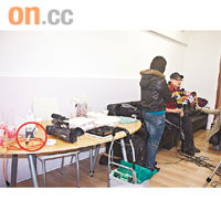  學友接受訪問時，無綫未有派員採訪，只留下一支咪（紅圈）。
