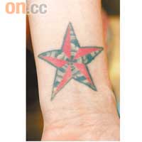 Ryan左手腕上的星星是Punk Rock愛好者的標記。