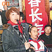 王若琪與小朋友大合唱，場面熱鬧。